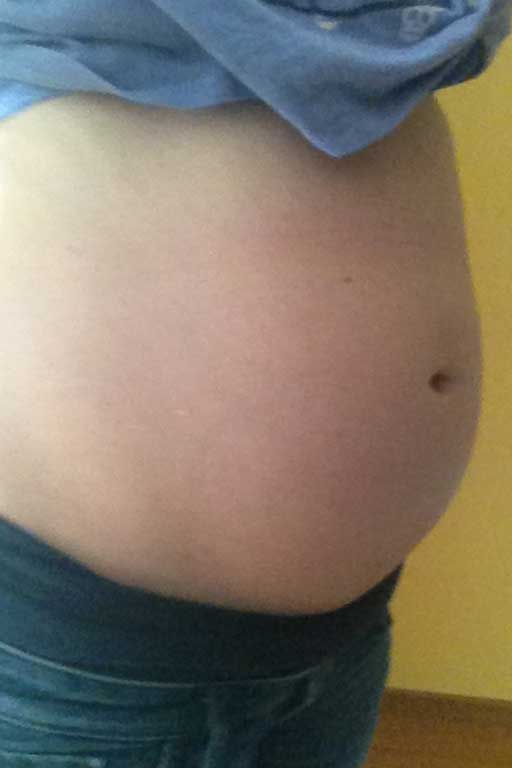 De zwangere buik van liefsebaby. ze is 16 weken zwanger