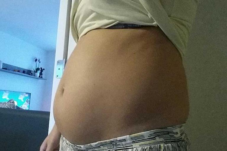 4 weken zwangere buik van Melissa