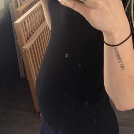 14 weken zwangere buik van Nadine