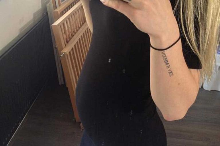 14 weken zwangere buik van Nadine