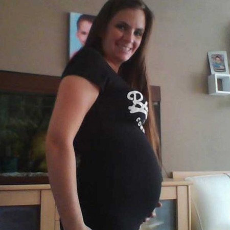 Zwangere buik Priscilla, ze is 18 weken zwanger