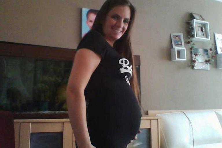 Zwangere buik Priscilla, ze is 18 weken zwanger